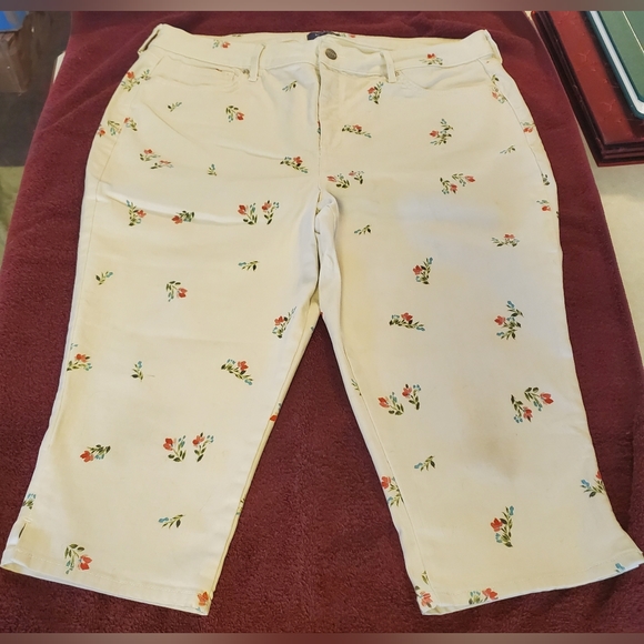 Capri Jeans & Long-Sleeve Sweater Set, (NYDJ & Loft) - Picture 4 of 14